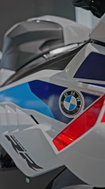 Münih 'teki BMW Müze Merkezi. Gelişmiş yenilikçi ve fütüristik estetiği barındıran bu çarpıcı araba tasarımını keşfedin ve keşfedin. MÜZİK, Almanya - Ekim 03, 2025. Yüksek kalite 4k görüntü