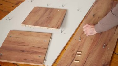 Yüksek kalite hassas alet ve tekniklere sahip ahşap mobilyaların titizlikle montajının detaylı bir görüntüsü