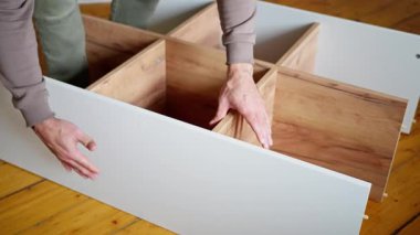 Herhangi bir modern alan için mükemmel olan şık bir depolama ünitesinin ayrıntılı el yapımı montaj sürecini izleyin