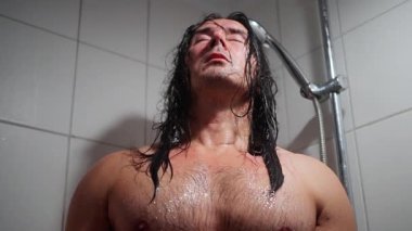 Sessiz Temizlik Ritüeli, Suyun Altındaki Yüzü Sessizce Yıkayan, Huzurlu Yansıma Altında, Yalnız Kaldığımız Anlarda Özellikleriyle Özenli Bir Temizlik Yapan...