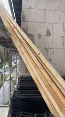 Kereste Tahtaları İskeleye, Kereste Plankları Çatı Döşeme Yapısının üzerine yerleştirildi, Çatı Kurma Görevleri için Düzenli Kereste ve İskeleyi Özelleştiren Açık İnşaat Alanı