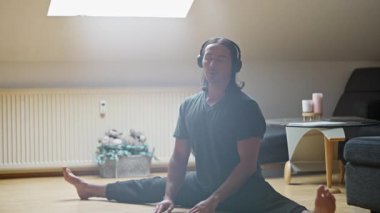 Yoga yapan, dingin bir ortamda esneklik ve farkındalık gösteren odaklanmış bir birey..