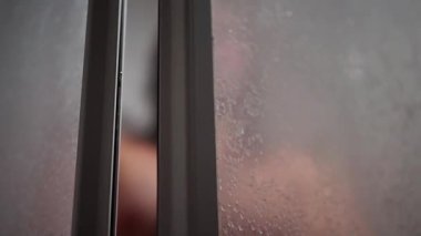 Belirsiz Siluet Ortası Sis ve Kaplama Ortamı, sisli cam kaplama alanda gizlenmiş belirsiz ana hat, Enigmatik figür Buharlı Cam Bölgenin Arkasında Saf Kaplama ve Sisli Sis