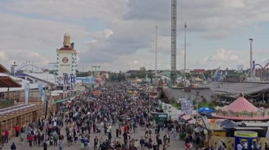 Dünyanın en büyük bira festivali Oktoberfest - Theresienwiese, Münih, Almanya 'da 3 Ekim' de halk şenlikleri ve bira çadırları. 2025 yılı. Yüksek kalite 4k.