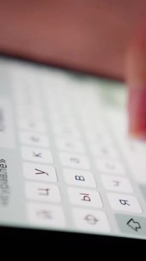 Parmak Tipleri Kiril, Parlak Akıllı Telefon Ekranında Kiril Yazan Kiril Karakterlerin Kapanışı, Akıllı Telefon Klavyesinde Kiril Harflerle Parmak Hareketlerini Ayrıntılı Gösterme