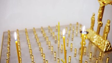 Altın Tutucular Arasındaki Sarı Mum Şöminesi Boş Göz çukurları ve Yansıtıcı Pirinç, Hafıza ve Umut, Pilgrim Işıklandırma Mumları Hatıra olarak, Yumuşak Ortam