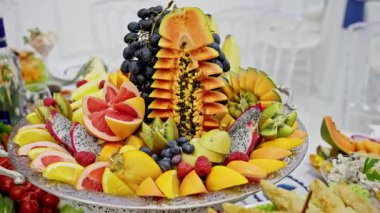 Dekoratif Meyve Gösterimi, Tropikal Meyvelerin Zarif Yığını, Ekzotik Meyve Elementlerinin Karmaşık Düzenlemesi, Renkli Tropikal Meyvelerin Renkli Kulesi