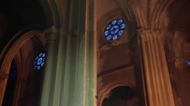 Katedral İçi Lekeli Cam Gül Pencere, Kule Sütunları, Kehribar Işık Kirişleri ve Tonoz Kemerler, Dramatik Gölgeler Kutsal Yalnızlığı, Organist Akort Boruları, Koro Provası,