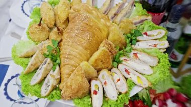 Dilimlenmiş dürüm, maydanoz garnitür ve şarap şişeleri ve renkli sebzelerle hazırlanmış Susam Tepesi Şenlik Masası 'ndan oluşan Marul Kızarmış Tavuk Tabağı.