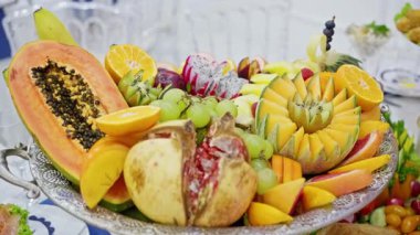 Gümüş tepside egzotik meyve aranjmanı Papaya Halves, Nar ve Ejderha Meyvesi üzerine oyulmuş Karpuz Aksanıyla Süslü Brunch Sergisi