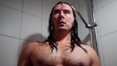 Erkek Oyuncu Derin Duyguları Gösteriyor, Performans Gösterici Suda Duyarlılık Gösteriyor, Erkek Oyuncu Suyun Ortasında Saf Savunmasızlığın Duygularını Güçlü Bir şekilde Gösteriyor