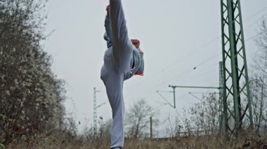 Dövüş Sanatları Çalışan Adam, Bireysel Bireysel Vuruş Teknikleri Kapüşonlu Tren Rayları, Kapüşonlu Dövüş Sanatçısı Yüksek Tekme ve Yumrukları İnfaz Etme