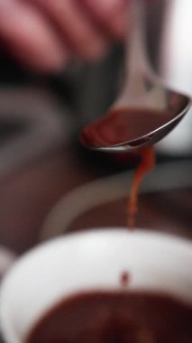 Çikolata Damlayan Sanatçılık, Stüdyo Sahnesi Pürüzsüz Çikolata Kaplama Dikkatlice Dökülüyor, Deneysel olarak Parlak Çikolatalı Ganache 'yi Pastaya Süsleme Dekoratif Şablonları Üzerine Süslüyor