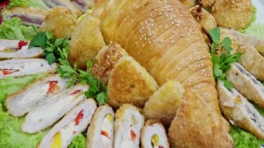 Marullu Altın Kızarmış Tavuk Tabağı, Çıtır Ekmek Kırıntısı Kroketleri, Biber Doldurulmuş Dilimlenmiş Patates Doldurulmuş Rolls, Susam Tohumu Cildinde, Taze Maydanoz Garnitürü, Açık Büfe