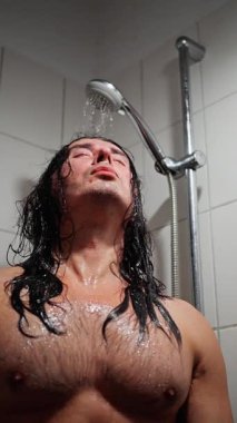 Bireysel durulama Aşaması Vücuttan Toz Alma, Yoğun Duş Performansından Sonra İnsan Tazeleniyor, Erkek Sanatçı Konser Sonrası Özel Tuvalette Ter ve Kiri Temizliyor