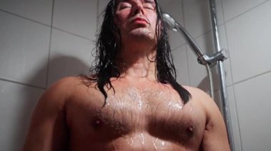 Yorgun İşçi, Tiled Duşunda Temizlendi, Yorgun İşçi, İşten Sonra Saçtan Kurumu Duruladı, İşçi Kurumu Yorgunluğu ve Temizlik Yapan Duş Aldıktan Sonra Kirlendi