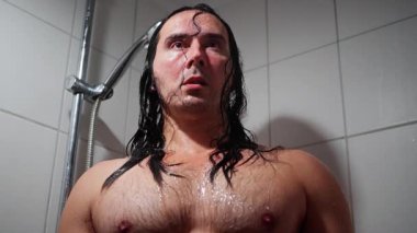 Seyahatin Bireysel Yolculuk Enerjisini Yeniler, Maceracı Şehir Keşfi Yorgunluğu Sonrası Temizler ve Yeniler, Yolculuk Yorgunluk ve Yorgunluk Sonrası Dinlenir ve Temizler