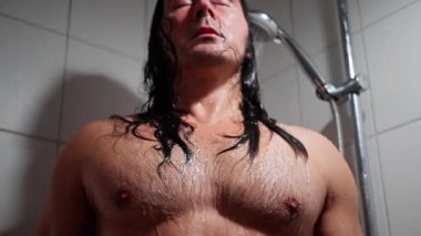 Nazik Adam Saçlarını Sakince Yıkar, Huzurlu Duş Anı Huzurlu Saçları Durulandırır ve Nazik Su Akar, Huzurlu Sahne Erkeğinin Sakince Yıkayıp Durulanması ve Saçlarını Durulandırması