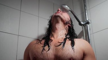 Fitness tutkusu, Tiled Restroom 'daki teri duruluyor, Güçlü Erkek Sporcu, Buharlı Jimnastik Duşunda Kendini Temizliyor, Tiled Banyodaki Tonlu Adam, Postexercise Recovery Routine' a Hazırlanıyor