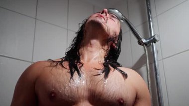 Buharlı duştaki Sakin Adam, Tiled Wellness Alanındaki Huzurlu Şahsiyet Hafif Puslu, Buharlı Duş Ortamındaki Sakin Erkek Fraktürü Huzurlu Duruş ve Kaplama Odasındaki Rahatlatıcı Ambiyans