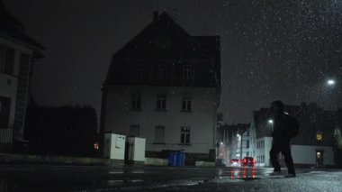 Islak Yol 'da Bireysel Yolculuk Yağan Karlı Yol, Kaygan Kar Altındaki Kaygan Köşk' ün Üzerinde Dikkatli Hareket Ediyor, Kar ve Lamppost Işıltısıyla Mahalleye Gelen Kişi Yaklaştı