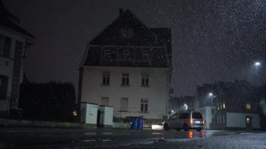 Kar kaplı yol Araç Yansımaları ile aydınlatılmış, Kırmızı ve Beyaz Işıklar Kış Çadırında Parıldıyor, Küçük Araç Yansıtıcı Yüzeyler Arasında, Sokak Lambası Altında Dinleniyor