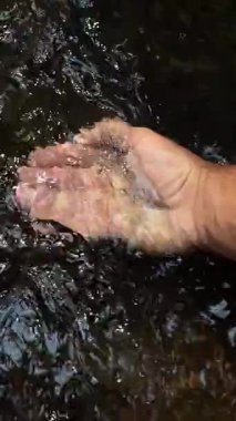 Kafkas Elleri Temiz Akıntı, Güneş Işığı Ormanı, Nehir Taşları, Palmiyeden Düşen Su Damlacıkları, Tazelemek ve Yansıtmak İçin Duran Yürüyüşçü, Rahatlatıcı Doğal Ses, Yakın Doku ve Nazik Akış