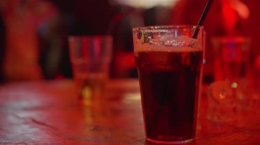 Canlı Parlak Sahne, Ciltli Renkli İçki, Neon Işıklı Kokteyl Yansıyan Gece Yaşamı, Canlı Kulüp Atmosferli Kırmızı Parlayan Cam ve Yansıtıcı Yüzey