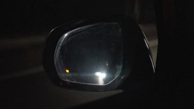 Yanıp sönen göstergelerle Gece Yansıması ve yaklaşan farlar Amber Güvenlik Işığına, Cama Yakın Yansıma Şehir Yolu Parıltısı ve Dikkatli Atmosfer