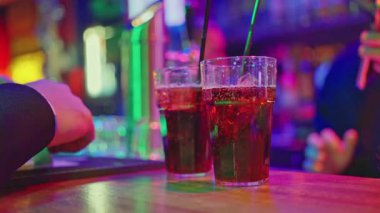 Baloncuklar ve İçkiler Yüzeyinde Yoğunlaşma, Barmen Lively Club atmosferinde Renkli Kokteylleri Karıştırıyor,