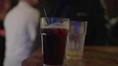 Canlı Gece Hayatı Sahnesi, Parlak Neon Aydınlatma ile çevrili içkileri sergileyen gece kulübü, Neon Işıklandırması ve Renkli İçeceklerin çeşitliliği ile Gece Kulübü 'nün İçinde Atmosfer