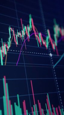 Hisse senedi ve kripto piyasası şamdan grafiği ve yükselen ve düşen fiyatları gösteren bir monitör. Yatırım analizi ve ticaret konsepti. Yakın plan. Dikey video. Yüksek kalite 4k görüntü