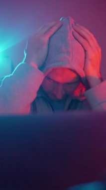 Finansal tablonun düşüşünden etkilenen birey. Yıkılan Grafikten Yoğun Kaygı Duyan Kişi. Ekrandaki Dalış Grafiği ile Karşılaşırken Görünürde Yorgun ve Umutsuz Adam