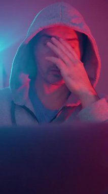 Analiz Piyasa Bilgileri. Neon Aydınlatma Altında Mali Değerlendirmeler Odaklanmış Şekil Denetleme. Kapüşonlu Adam Canlı Işıklandırma Ortamı İçerisindeki Karmaşık Piyasa Verilerini Analiz Ediyor