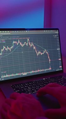 Gece Masaüstü Laptop Takas Ekranı Mor Neon Ortam Işıklı, Eller Klavyede, Fare Çizelgesi Keskin Düşüşü, Huysuz Çalışma Alanının Latehour Analizi ve Etkin Konumunu Yakalamasını Gösterirken