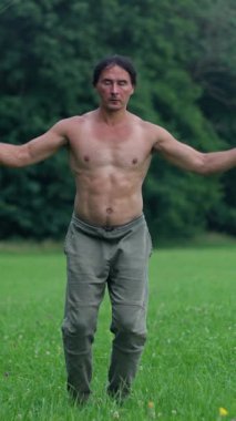 Tişörtsüz Adam Sahada İp Atlıyor, Çimenli Otlak Çayırdaki Ritmik Kardiyo Eğitimi, Çıplak Göğüslü Yetişkin Pantolonu, Odaklanmış İfade, Doğal İfade,