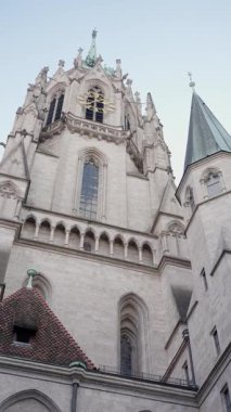 Özel Gotik Kule ve Buttress Kapanış Açılış Süslemesi ve Konik Bakır Çatı, Taş Mason ve Pencere İzleme, Mimari Çalışmalar İçin Sabit Dikey Tekerlek, Serin Gün Işığı