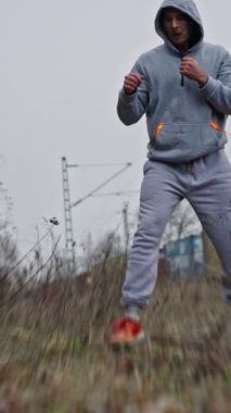 Doğa sporları pratisyenliği. Savaşçı, Huzurlu Kırsal Arazi Sahnesi 'nin Ortasında Teknikleri Yeniden Canlandırıyor. Boksör, açık havada eğitim rejimini geliştirdi. Çevrelerinde kırsal manzaralar var.