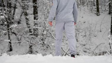 Bireysel Haç Buz Kesme Önünde. Frostcovered Cliff Edge Açık Hava Yolları 'nda Kişi Seyahatleri. Soğuk hava koşulları altında Yüksek Dağ Uçurumunun Buz Çemberinde Bireysel Adımlar