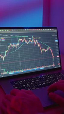 Verileri Neon Ambiance ile inceliyorum. Renkli Aydınlatma Altındaki Hisse Hareketlerinin Odaklanmış Analizi. Piyasa İncelemesi, Neon Çevresindeki Değişken Çizgiler ve Kaçış Noktalarını Gösteriyor