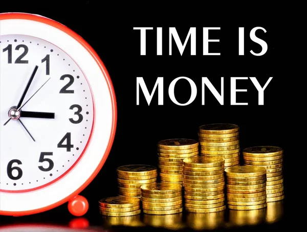 時間はお金です コインの背景にあるテキストラベル サービスや商品のコストを明示します あなたの目標を達成するためにあなたのビジネスを計画するのに役立つ時間 — ストック写真