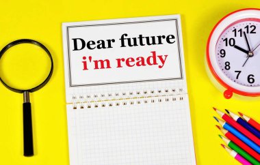 Sevgili gelecek, ben hazırım. Defterdeki metin etiketi. Saat, gelecekteki uzun vadeli planların bir hatırlatıcısı. Araştırma için büyüteç. Yaratıcılık için renkli kalemler.