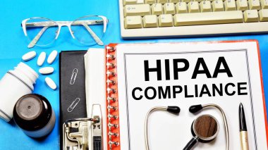 HİPAA. Sağlık Sigortası Güvenilirlik Yasası. Planlama dizininde ilaçların arka planına karşı bir metin etiketi ve bir fonendoskop.