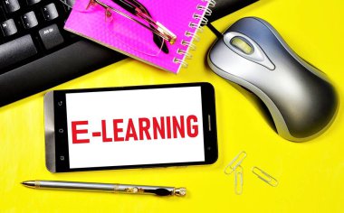 E-öğrenme. Akıllı telefon ekranında mesaj var. İnternet üzerinden uzaktan bilgi edinmek için elektronik bilgi teknolojileri.