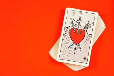 Arcane Tarot Üç Kılıç-Yürek Ağrısı. Eski bir sembol sistemi, gizli okült bilgiyle ilişkilendiriliyor ve gizemli kabul ediliyor. Kehanet, geçmiş ve gelecek tahminleri için kullanılır..