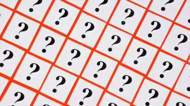 Soru işaretleri. Bir şüphe ifadesi. Sorumlu bir karar verme ya da seçim yapma amacıyla bir cevap alma amacıyla değerlendirme.