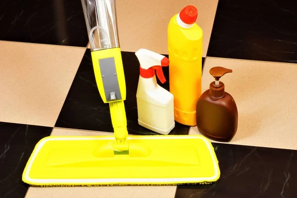 Reiniging Van Tegelvloer Van Vuil Met Een Reinigingsmop Reinigingsmiddelen Sanitaire — Stockfoto