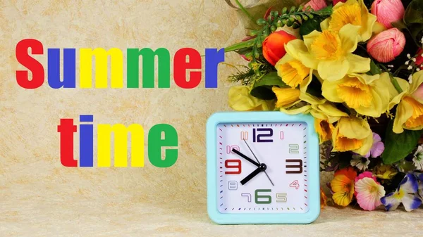 Hora Verano Inscripción Letras Multicolores Sobre Fondo Flores Jardín Relojes —  Fotos de Stock