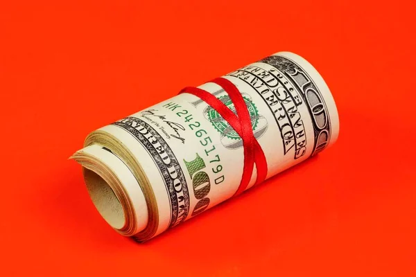 Hotovostní Stodolarové Bankovky Rohlíku Svázané Červenou Stuhou Červeném Pozadí Peníze — Stock fotografie