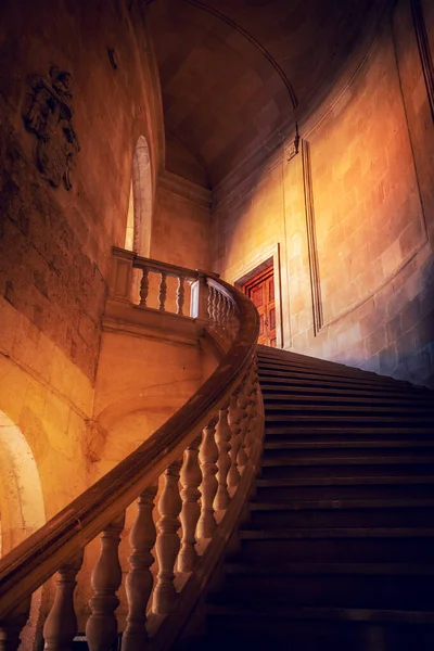 Alhambra Sarayı, Granada, Endülüs, İspanya 'daki V. Charles Sarayı' nın doğal olarak aydınlatılmış merdivenleri.